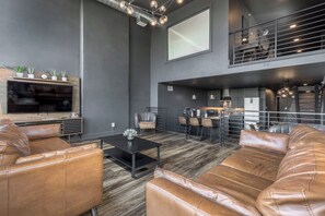 Smart TV, offices - DerbyCity Plush Loft. Gather in Style by Hollyhock (Louisville)