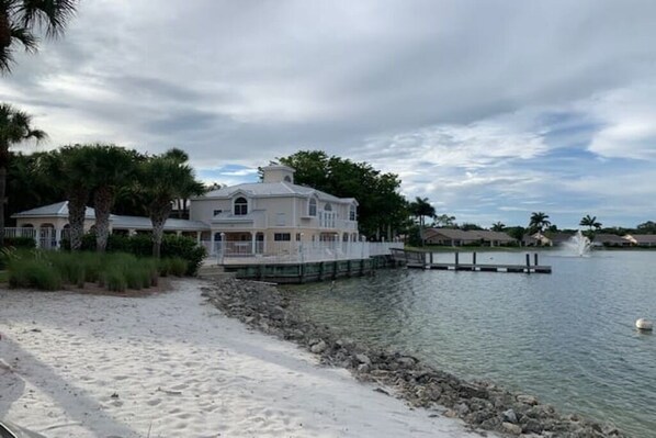 ビーチの近く、サンラウンジャー、ビーチタオル