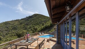 Una piscina al aire libre, una piscina climatizada