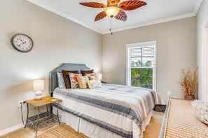 4 bedrooms, in-room safe, iron/ironing board, free WiFi - Paradise Found at Lost Key Resort: Tropical Bliss (Pensacola)