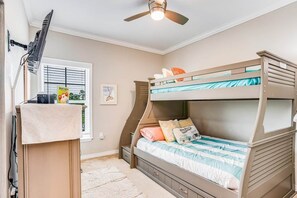 4 bedrooms, in-room safe, iron/ironing board, free WiFi