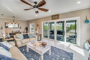 Smart TV, DVD player, livros, videoteca