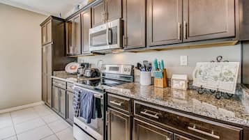 Frigorifero, microonde, forno, piano cottura