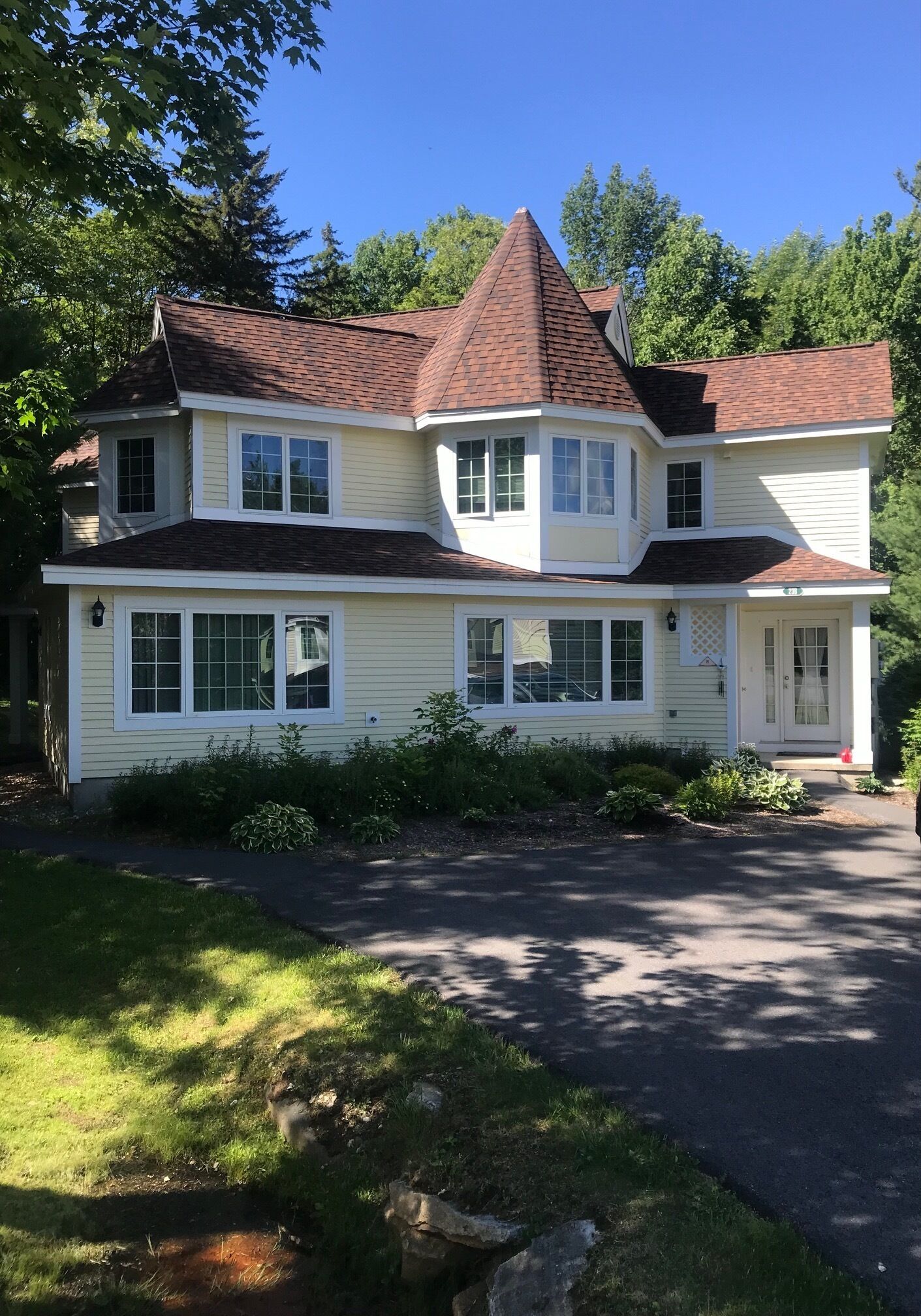 Bright and Spacious Kingswood Townhome Less than a Mile To Mount Snow, Sleeps 10