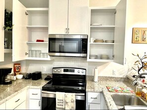 Private kitchen - 2bd/2bath Luxorious well equipped apt near expy (Pharr)