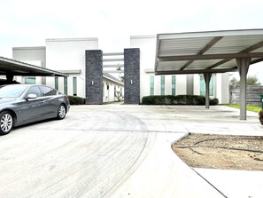 Property grounds - 2bd/2bath Luxorious well equipped apt near expy (Pharr)