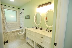 Combined shower/bathtub, hair dryer, towels, soap