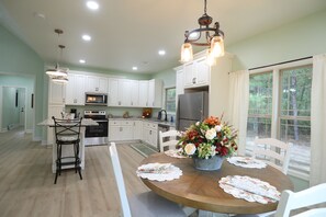 Fridge, microwave, oven, stovetop - Hope House - Christian Retreat (Eastman)