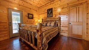 3 bedrooms, iron/ironing board, Internet, bed sheets - Juniper Haven | 2BR + Loft, Hot Tub & Pets (Broken Bow)