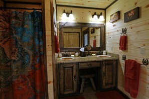 Combined shower/tub, hair dryer - Makin' Memories Cabin in Hochatown w/ Pool Table & Arcade Console (Broken Bow)