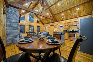Dining - Logan's Bluff Cabin at Hochatown (Broken Bow)