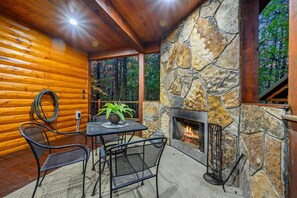 Outdoor dining - Logan's Bluff Cabin at Hochatown (Broken Bow)