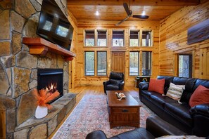 TV, fireplace - The Kootenai Creek Cabin at Hochatown (Broken Bow)