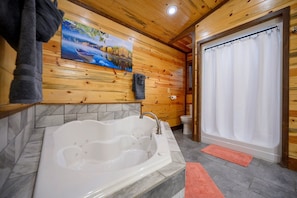 Badewanne, Haartrockner, Handtücher