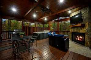 Outdoor dining - The Kootenai Creek Cabin at Hochatown (Broken Bow)