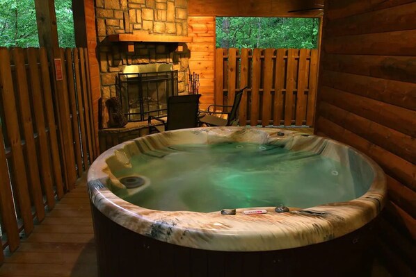 Outdoor spa tub - Nature's Hideaway Cabin in Hochatown (Broken Bow)