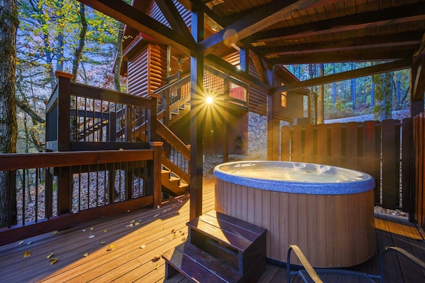 Outdoor spa tub - The Wildhorse Cabin at Hochatown (Broken Bow)