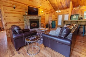 TV, fireplace - 2 BR - 2 Bath Coach House Cabin in Hochatown (Broken Bow)