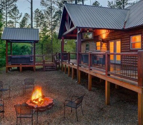 Terrace/patio - 2 BR - 2 Bath Coach House Cabin in Hochatown (Broken Bow)