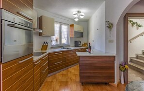 Fridge, oven, dishwasher, coffee/tea maker - Holiday Home in Medulin with Seaview, Terrace, Air condition, WIFI (3486-4) (Medulin)