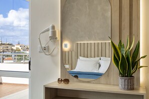 Deluxe-huoneisto | Tallelokero huoneessa, silitysrauta/-lauta, ilmainen Wi-Fi