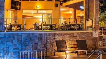 Hồ bơi ngoài trời phục vụ theo mùa, dù/ô trên bãi biển/hồ bơi