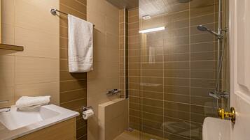 Ein modernes Badezimmer mit Waschbecken, Toilette und Duschbereich.