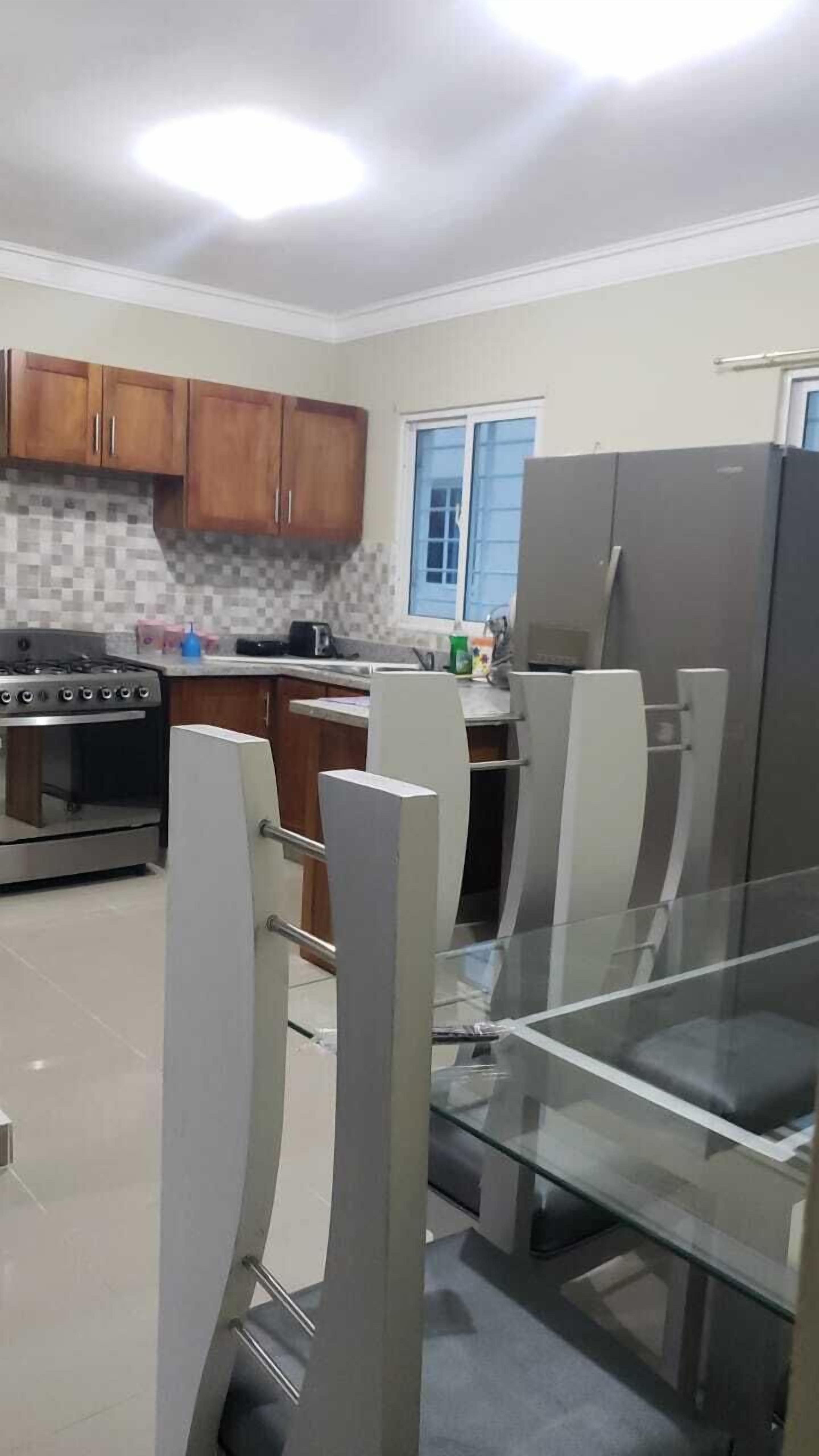 Réfrigérateur, four à micro-ondes, un four, surface de cuisson