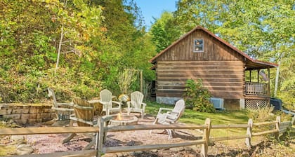 Secluded log cabin w/ hot tub and wood burning fireplace near West Jefferson