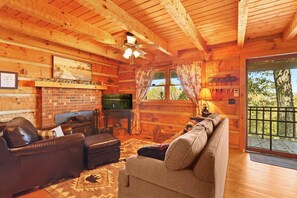 Smart TV, fireplace - Secluded log cabin w/ hot tub and wood burning fireplace near West Jefferson (Lansing)