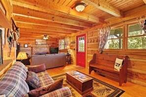 Smart TV, fireplace - Secluded log cabin w/ hot tub and wood burning fireplace near West Jefferson (Lansing)