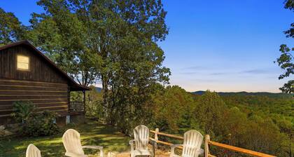 Secluded log cabin w/ hot tub and wood burning fireplace near West Jefferson