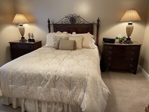 3 bedrooms, iron/ironing board, free WiFi, bed sheets - A Restful Creekside Getaway (Otto)
