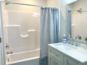 Tina, secadora de cabello, papel de baño 
