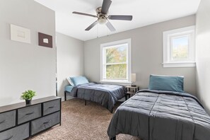 4 chambres, fer et planche à repasser, Wi-Fi, literie fournie