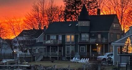Downtown Wolfeboro condo, right on Wolfeboro Bay/Winnipesaukee w/dock available