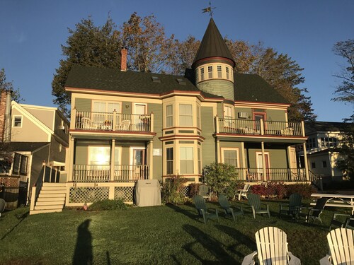 Downtown Wolfeboro condo, right on Wolfeboro Bay/Winnipesaukee w/dock available