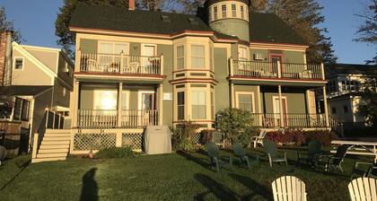 Downtown Wolfeboro condo, right on Wolfeboro Bay/Winnipesaukee w/dock available