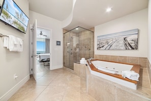 Combined shower/tub, jetted tub, hair dryer, towels