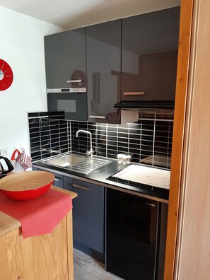 Réfrigérateur, micro-ondes, four, plaque de cuisson