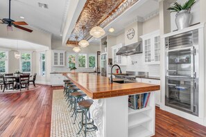 Unclassified image, 2 of 50, button