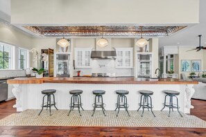 Frigorífico, microondas, placa de cocina y lavavajillas