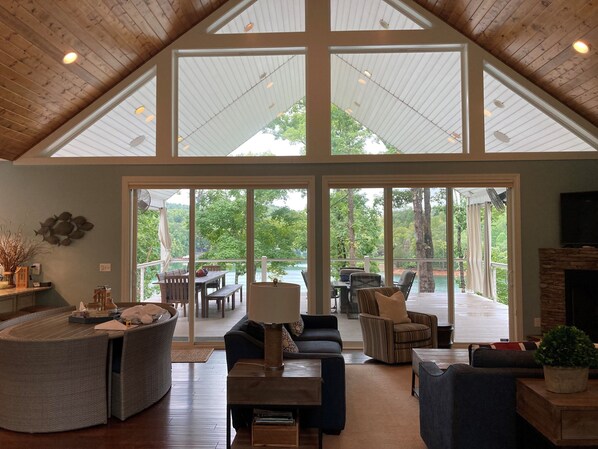 TV, fireplace - NEW Gorgeous Spacious 4Bd/4Ba Norris Lakefront Home, Giant Decks, Amazing Dock (LaFollette)