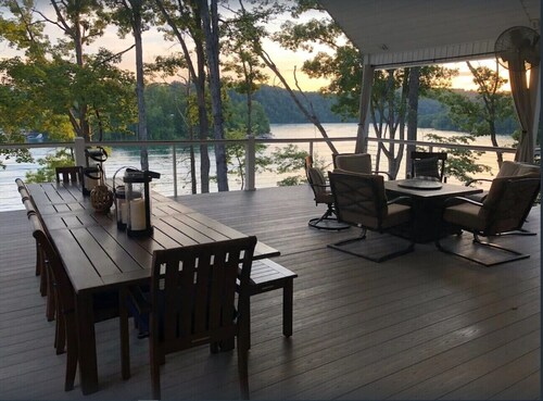 NEW Gorgeous Spacious 4Bd/4Ba Norris Lakefront Home, Giant Decks, Amazing Dock