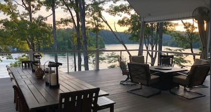 NEW Gorgeous Spacious 4Bd/4Ba Norris Lakefront Home, Giant Decks, Amazing Dock