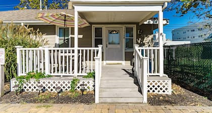 4 houses from the beach! Belmar Rear East Cottage