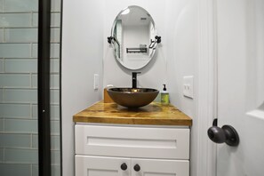 Douche, serviettes fournies, savon, shampoing