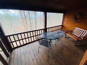 Outdoor dining - The Loft at Bear Mountain with Hottub (Eureka Springs)