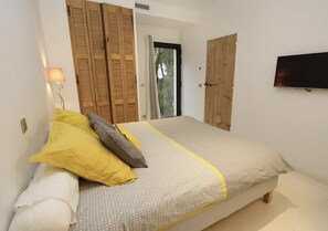 3 bedrooms, iron/ironing board, travel cot, free WiFi