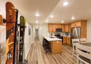 Full-sized fridge, microwave, oven, stovetop - Gorgeous brand new 2BR unit, sleeps 6.  Amazing ski location! (Salt Lake City)